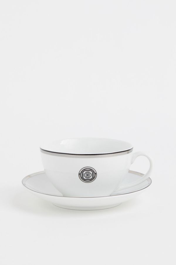 Taza y plato de porcelana