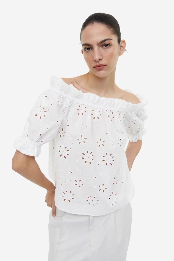 Blusa de hombros descubiertos con broderie inglés