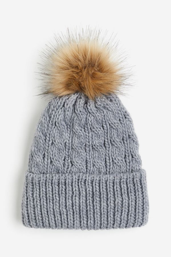 Gorro en punto trenzado con pompón