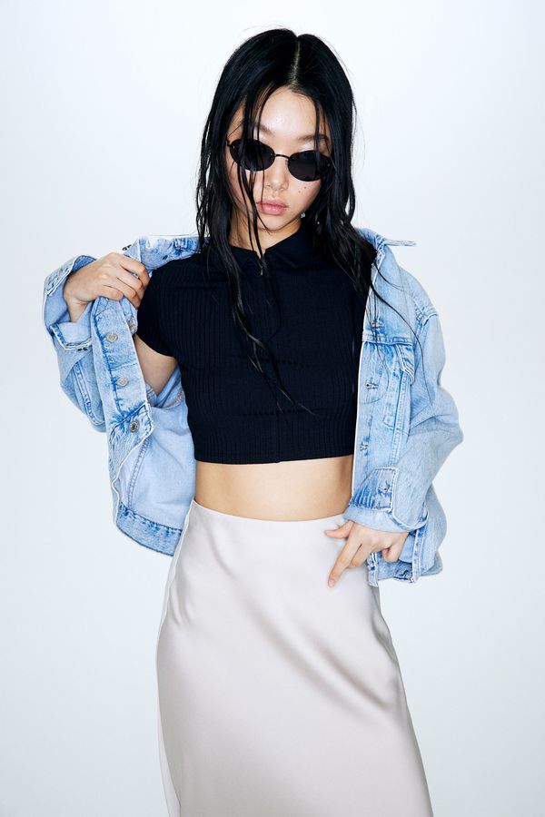 Top cropped con medio cierre