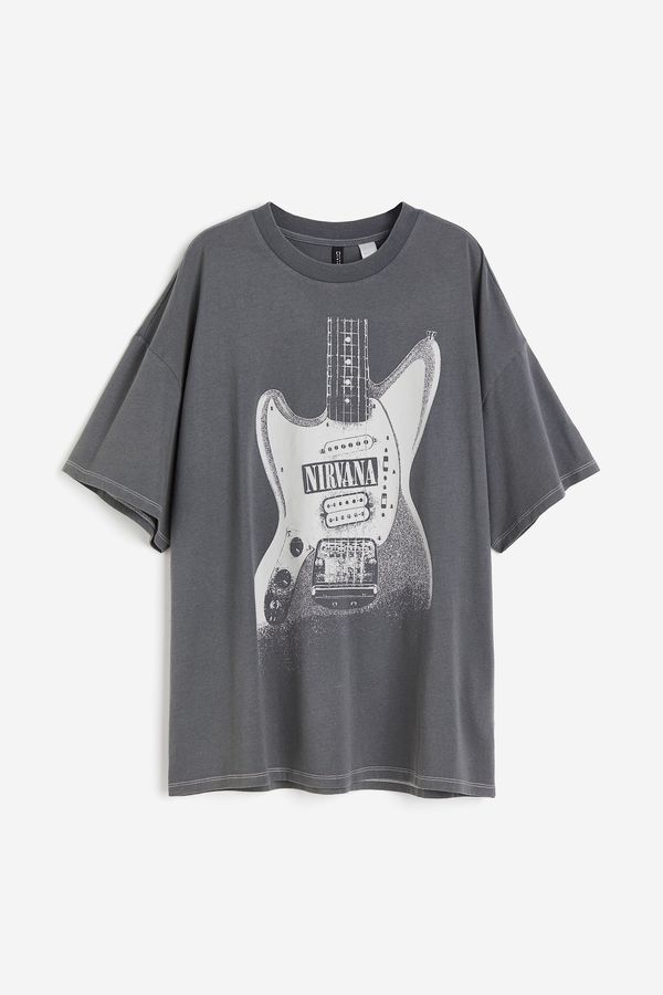 Polera oversize con motivo estampado
