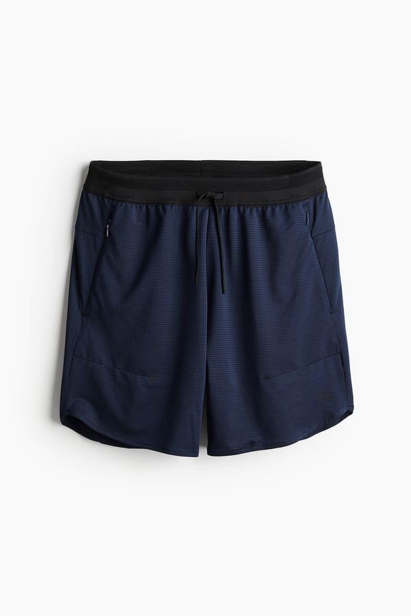 Shorts deportivo a media pierna en DryMove™