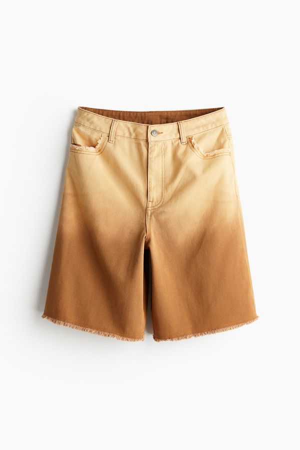 Bermudas con bastas desflecadas