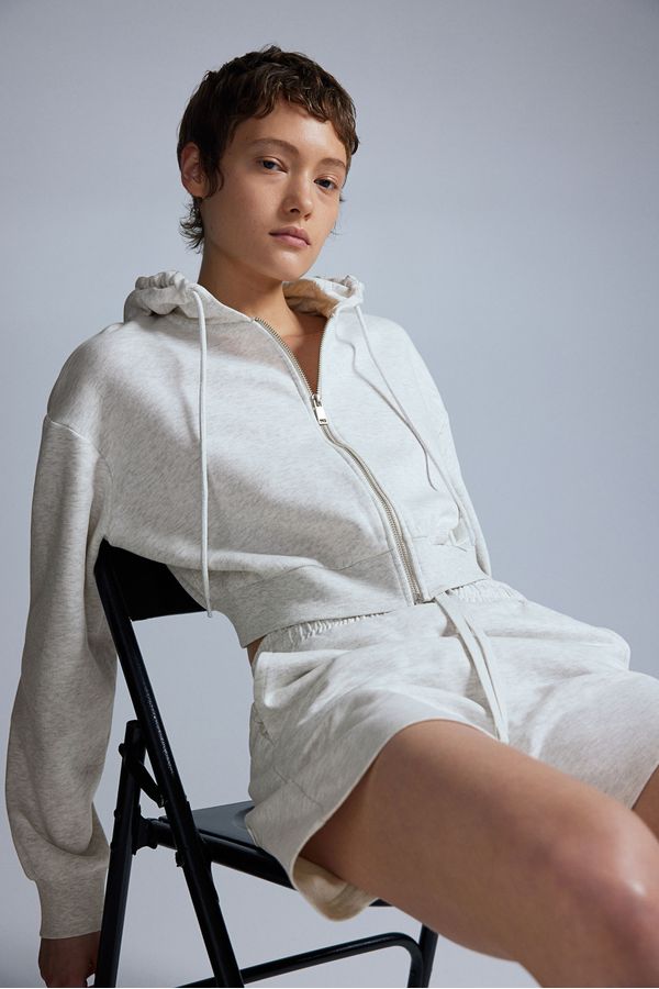 Polerón hoodie cropped con cierre