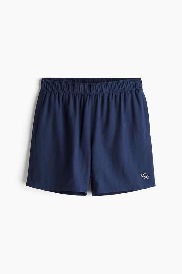 Shorts deportivo a media pierna en DryMove™