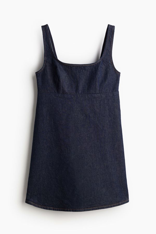 Vestido delantal en denim