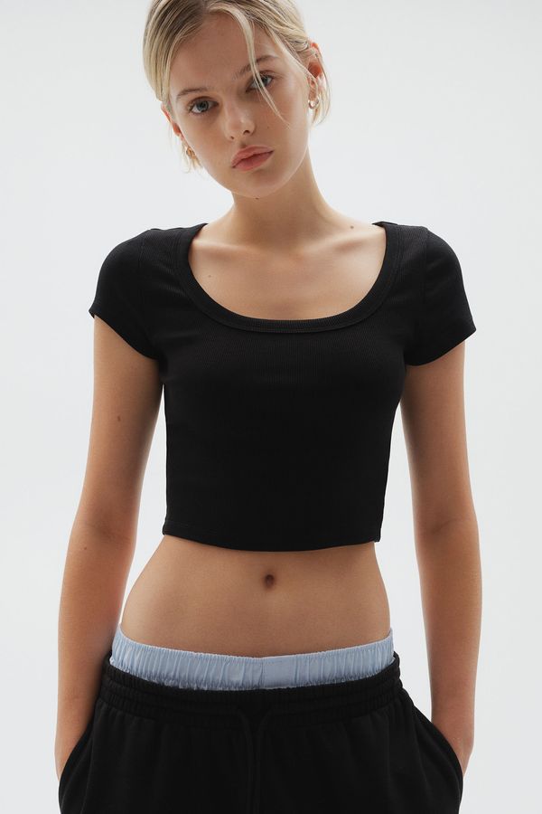 Polera cropped acanalada