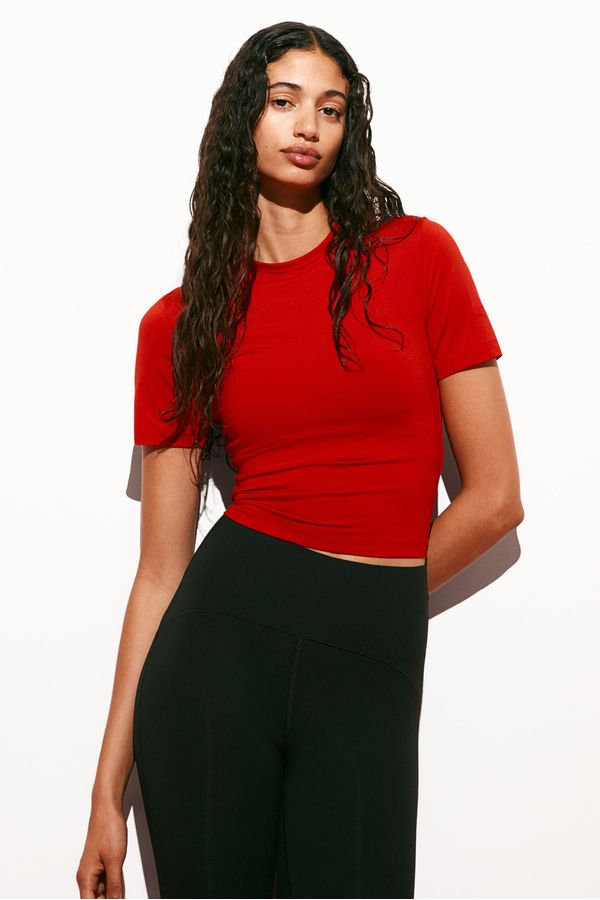 Polera deportiva cropped en DryMove™