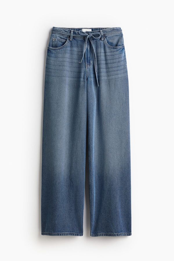 Jeans amplio con cinturón de anudar
