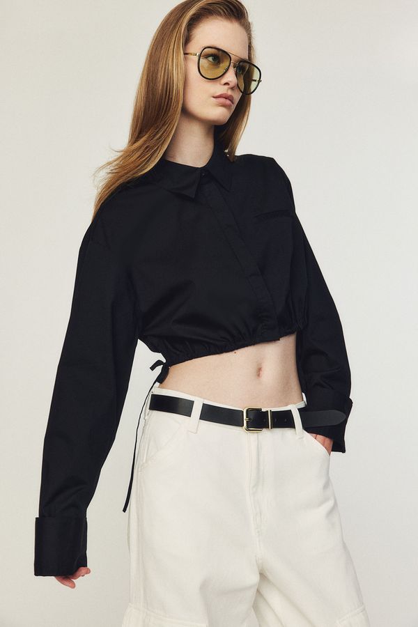 Camisa cropped con cordón de ajuste