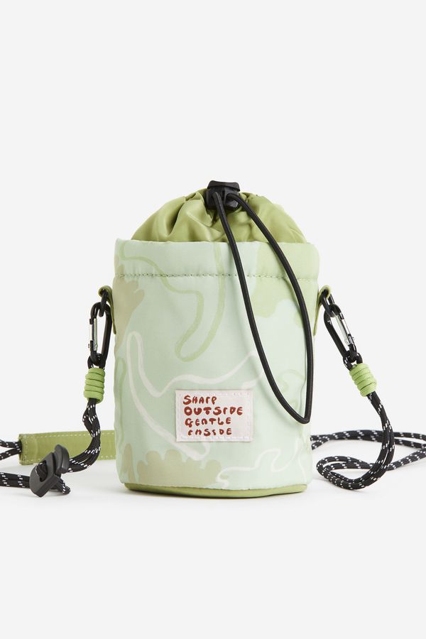 Bolso bucket con diseño estampado