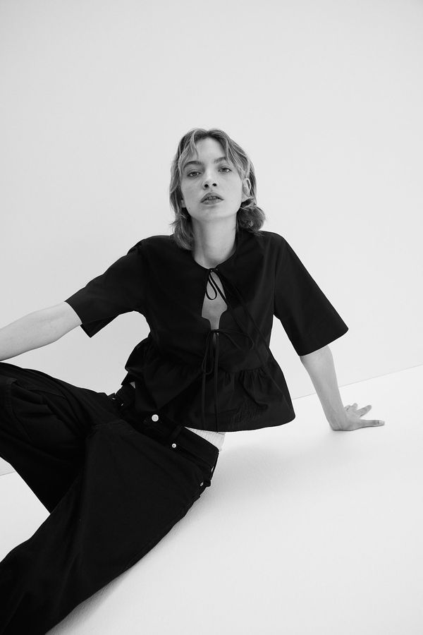 Blusa de popelina con tiras en la parte delantera