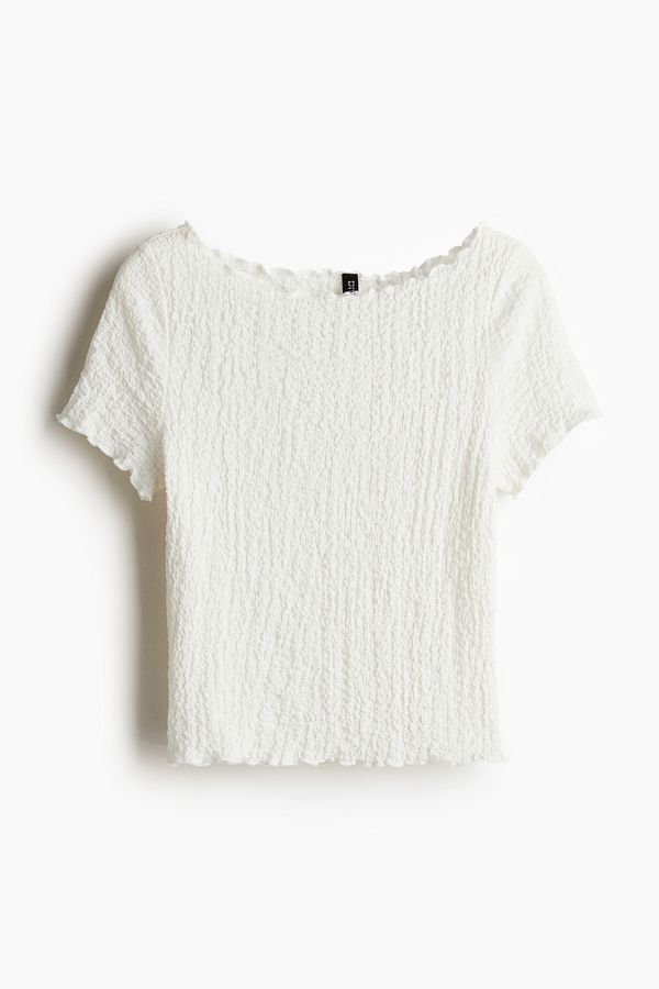Polera texturizada con detalles sobrehilados