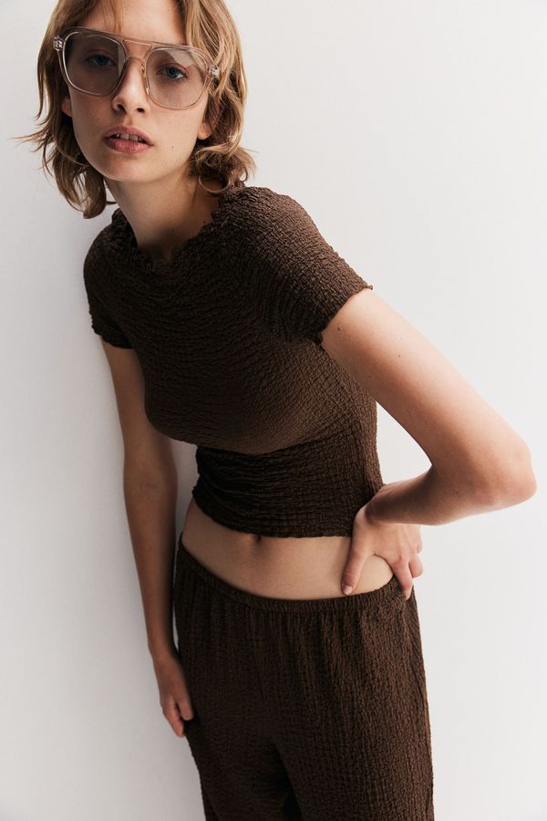 Polera texturizada con detalles sobrehilados