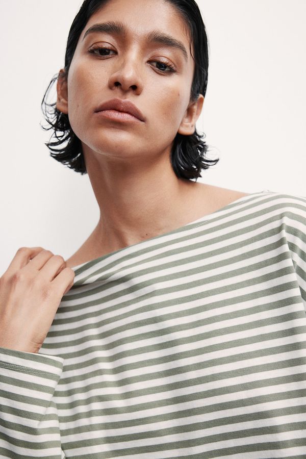 Top oversize con cuello bote