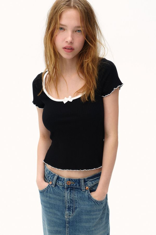 Top acanalado con detalles sobrehilados