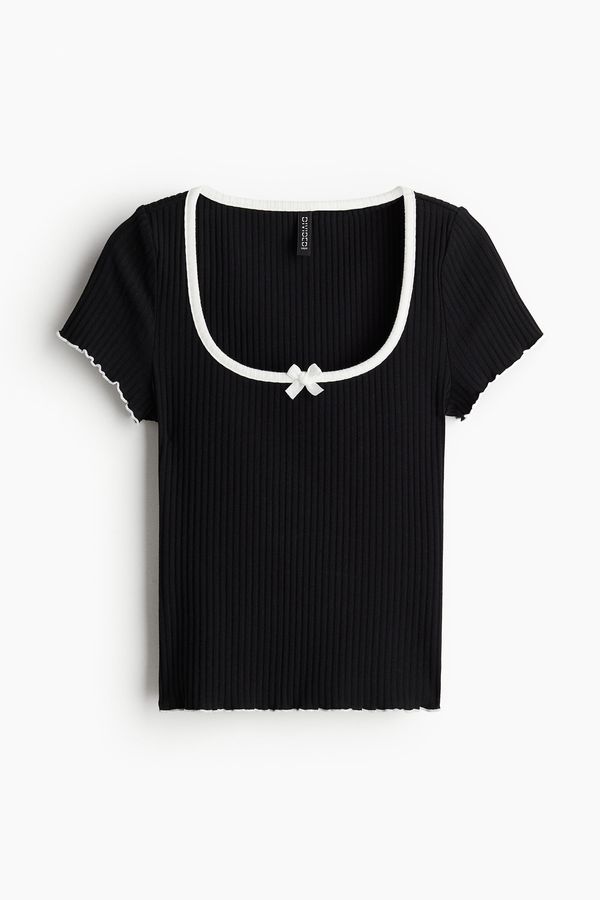 Top acanalado con detalles sobrehilados