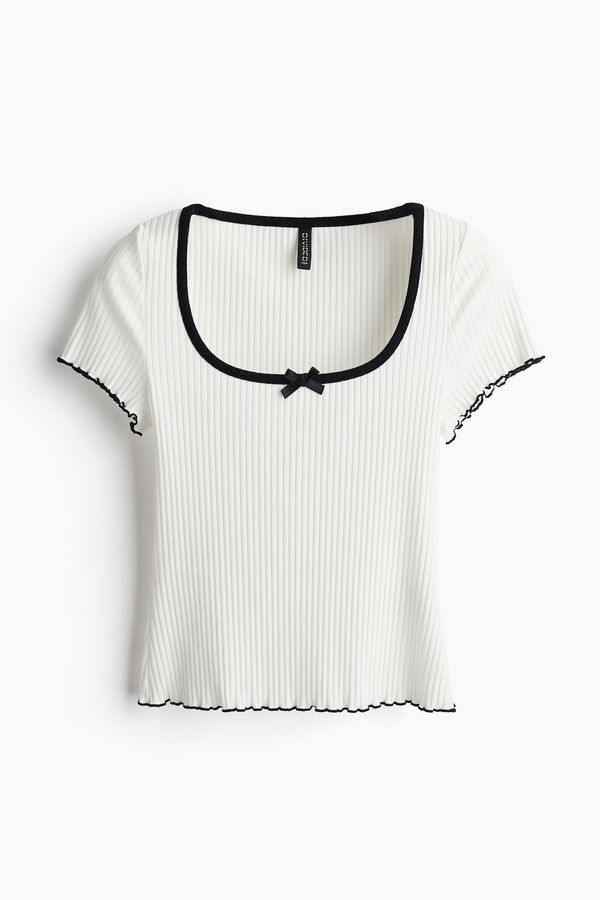 Top acanalado con detalles sobrehilados