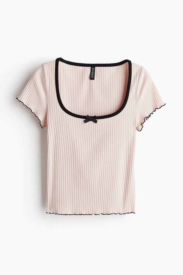 Top acanalado con detalles sobrehilados