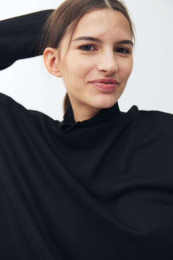 Sweater de punto fino con cuello alto