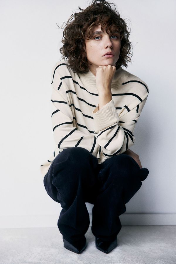 Sweater de punto fino con cuello alto