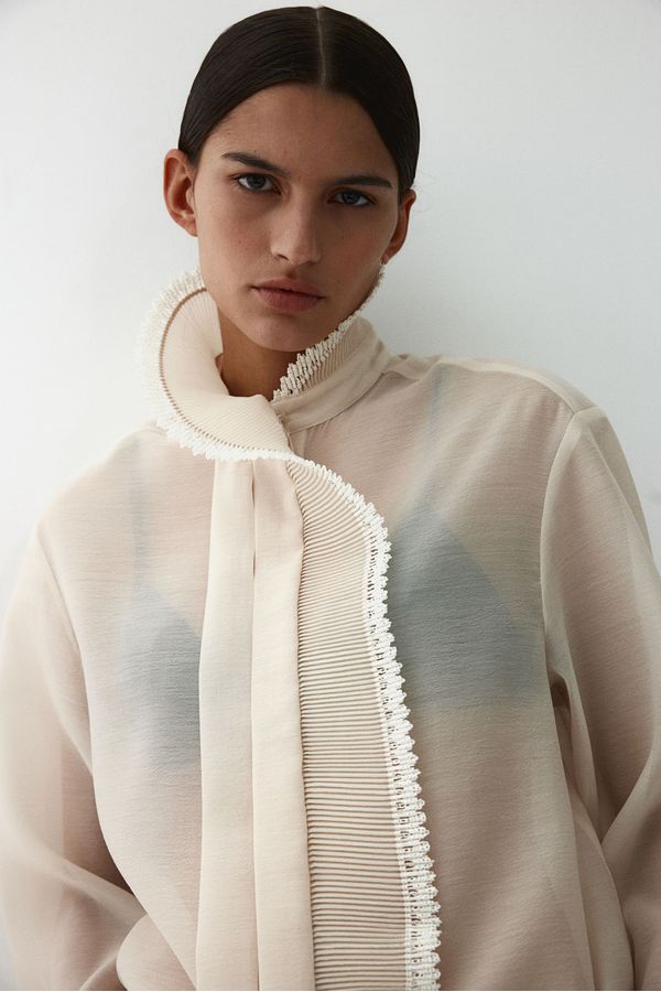 Blusa transparente con cuello