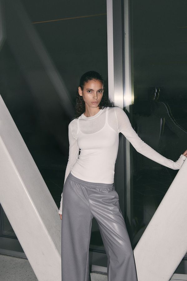 Joggers amplios en tejido revestido