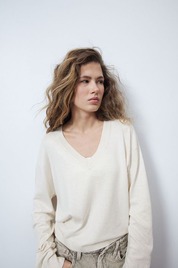 Sweater en punto fino con escote en V
