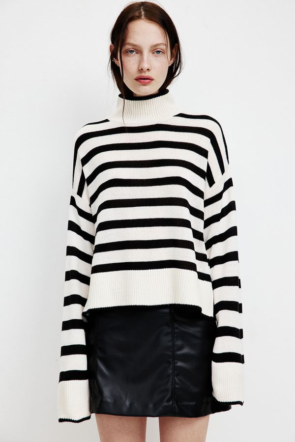 Sweater de punto fino con cuello alto