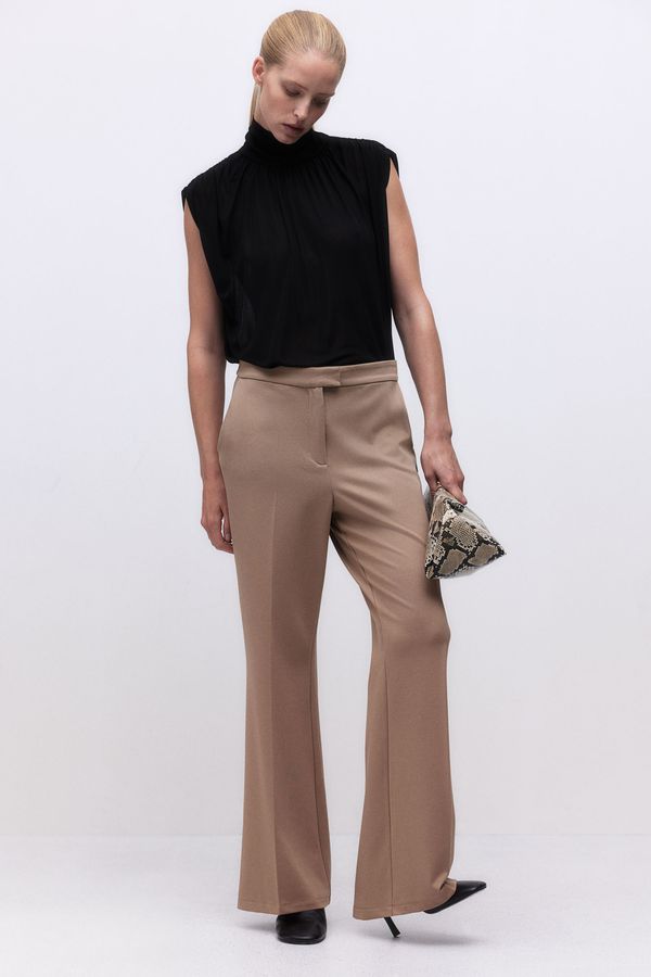 Pantalón acampanado de punto