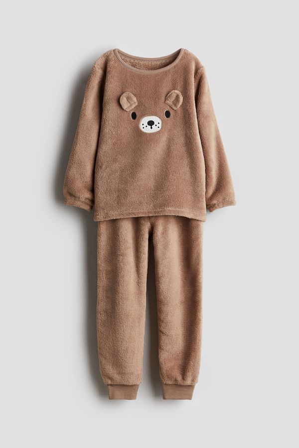 Pijama de peluche con aplicación