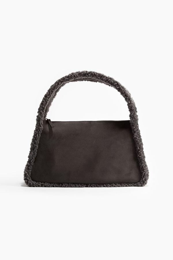 Cartera de hombro con ribetes en chiporro