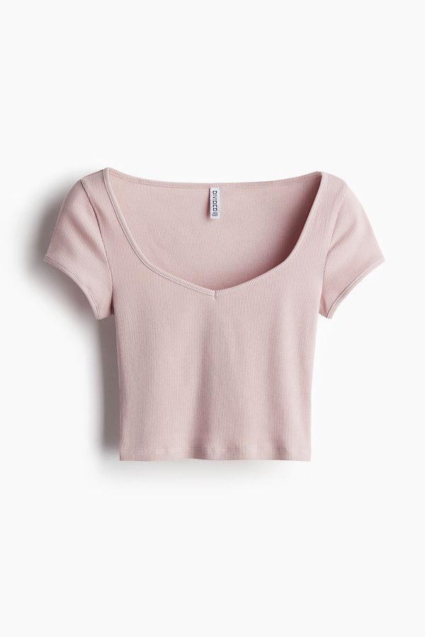 Polera acanalada con escote corazón