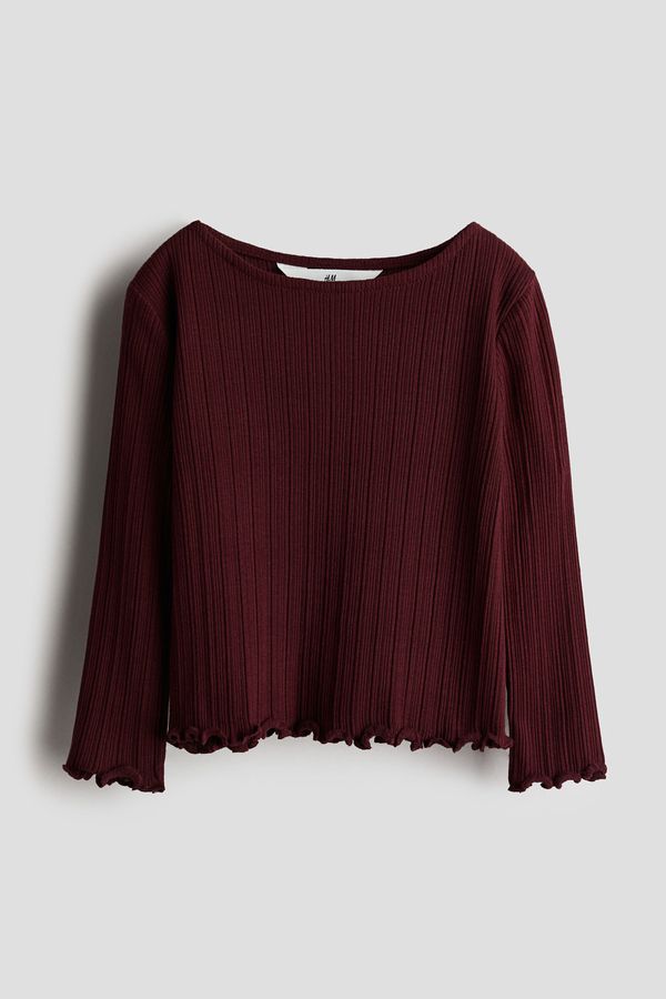 Polera acanalada con detalles sobrehilados