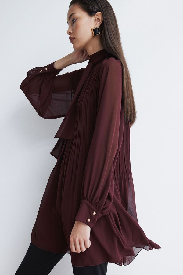 Vestido plisado con lazo