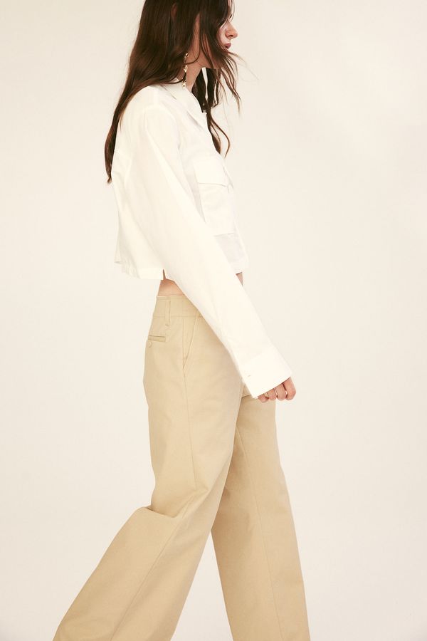 Pantalón chinos de sarga con detalle desflecado