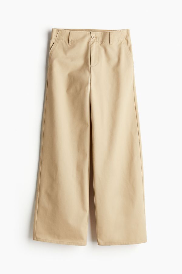 Pantalón chinos de sarga con detalle desflecado