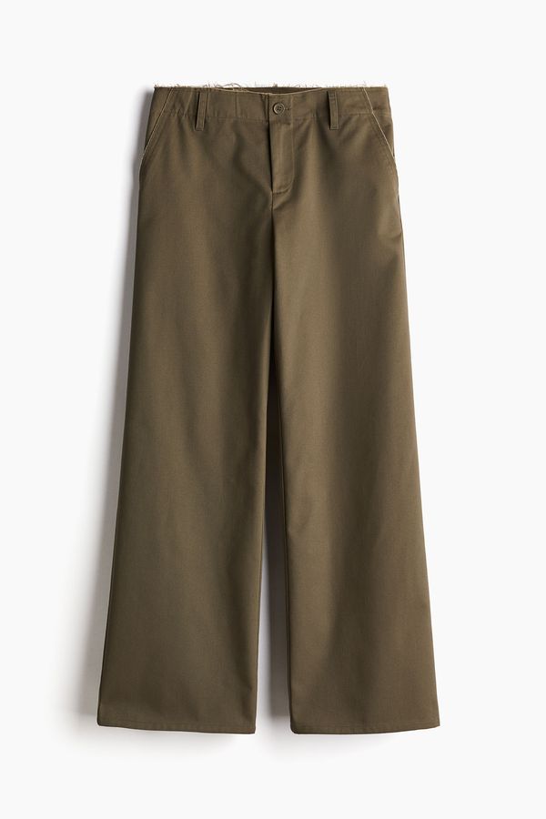 Pantalón chinos de sarga con detalle desflecado
