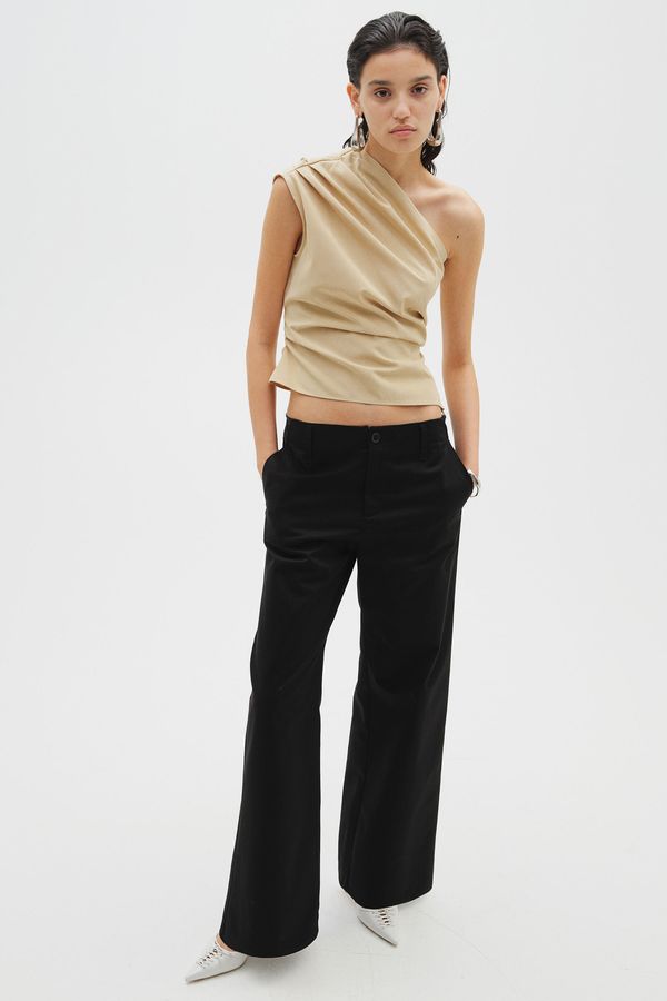 Pantalón chinos de sarga con detalle desflecado