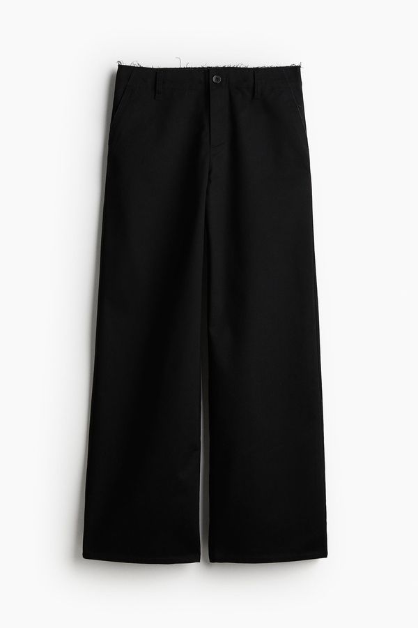 Pantalón chinos de sarga con detalle desflecado