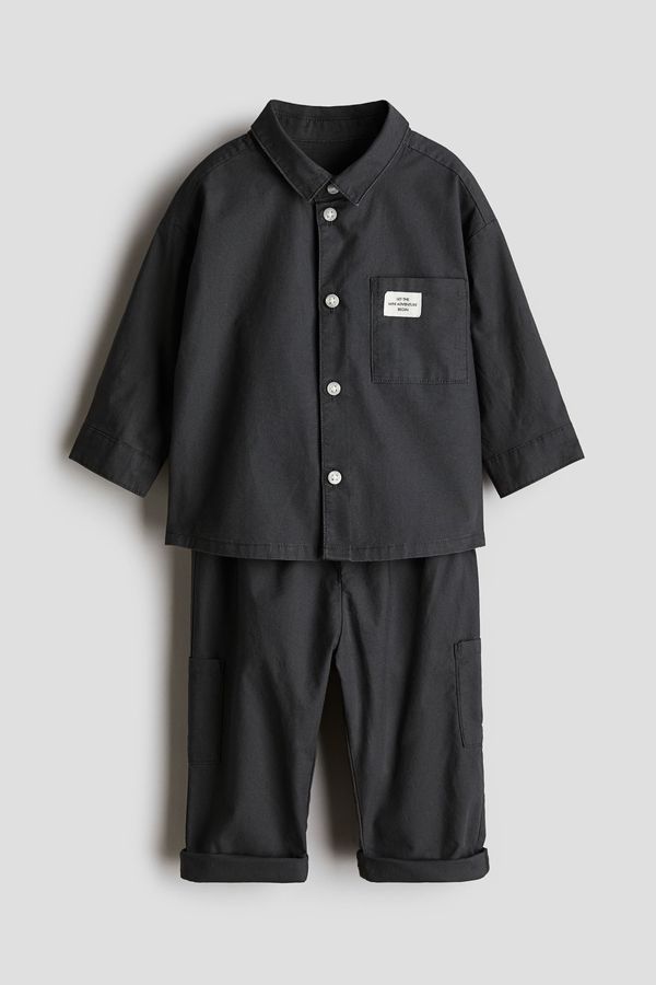 Conjunto de camisa y pantalón