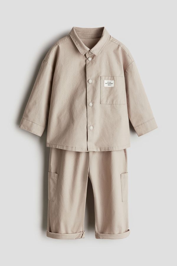 Conjunto de camisa y pantalón