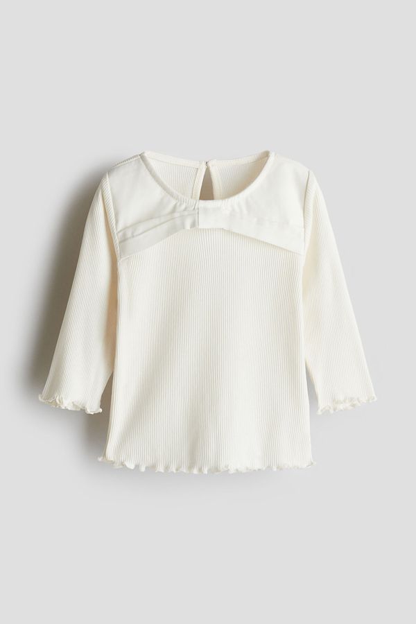 Top de punto con detalle de lazo