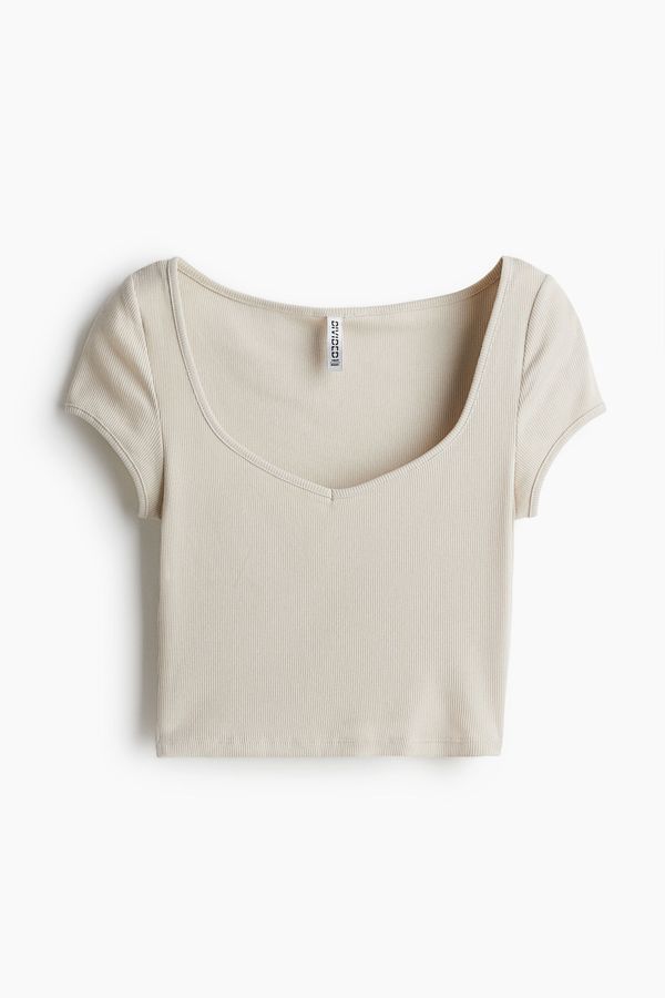Polera acanalada con escote corazón