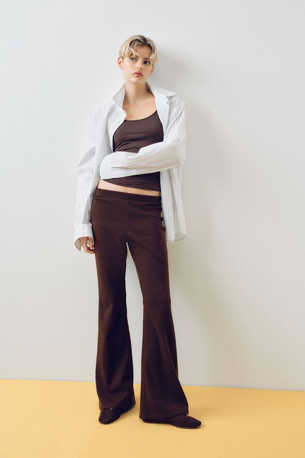 Leggings acampanados en punto fino