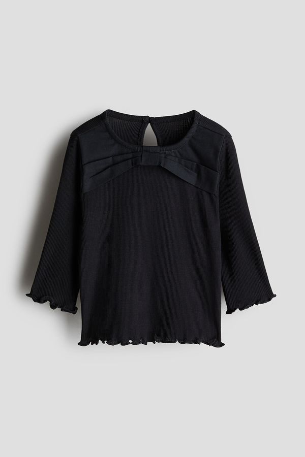 Top de punto con detalle de lazo