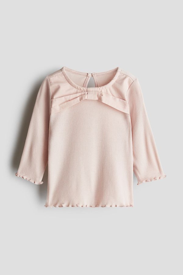Top de punto con detalle de lazo