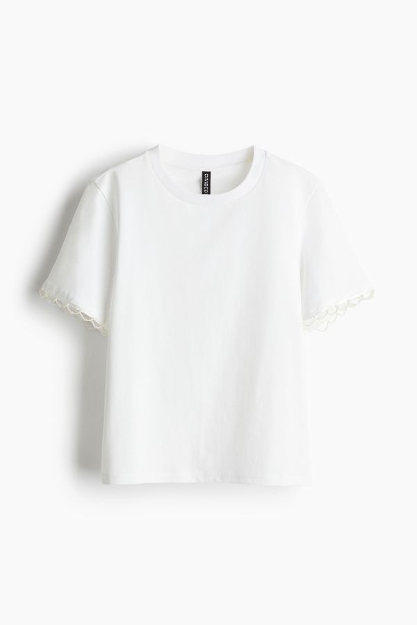 Polera con detalles decorativos
