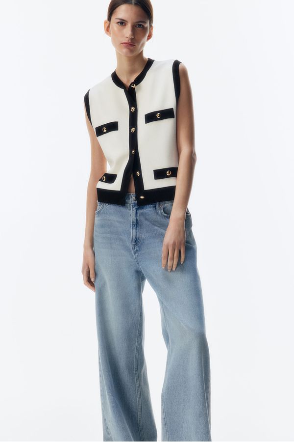 Sweater sin mangas con botonadura frontal