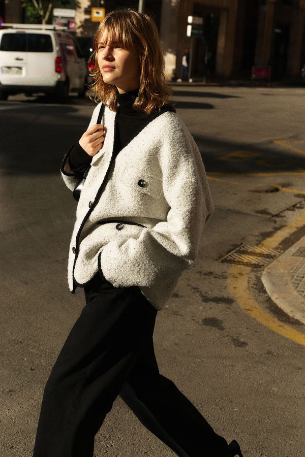 Chaqueta en bouclé con escote en V